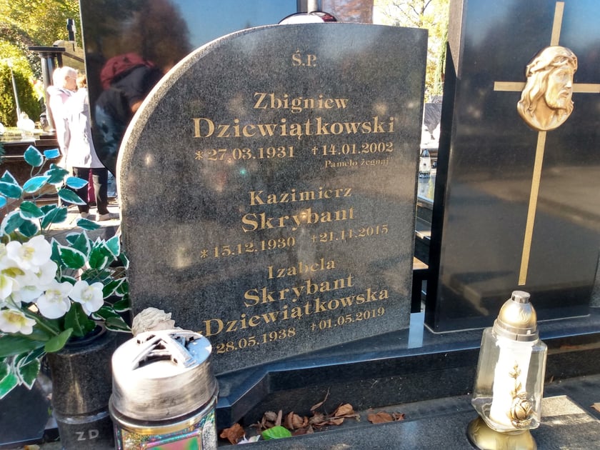 Izabella Skrybant-Dziewiątkowska i jej mąż - Zbigniew Dziewiątkowski (gwiazdy zespołu Tercet Egzotyczny) spoczywają na cmentarzu przy ul. Bardzkiej