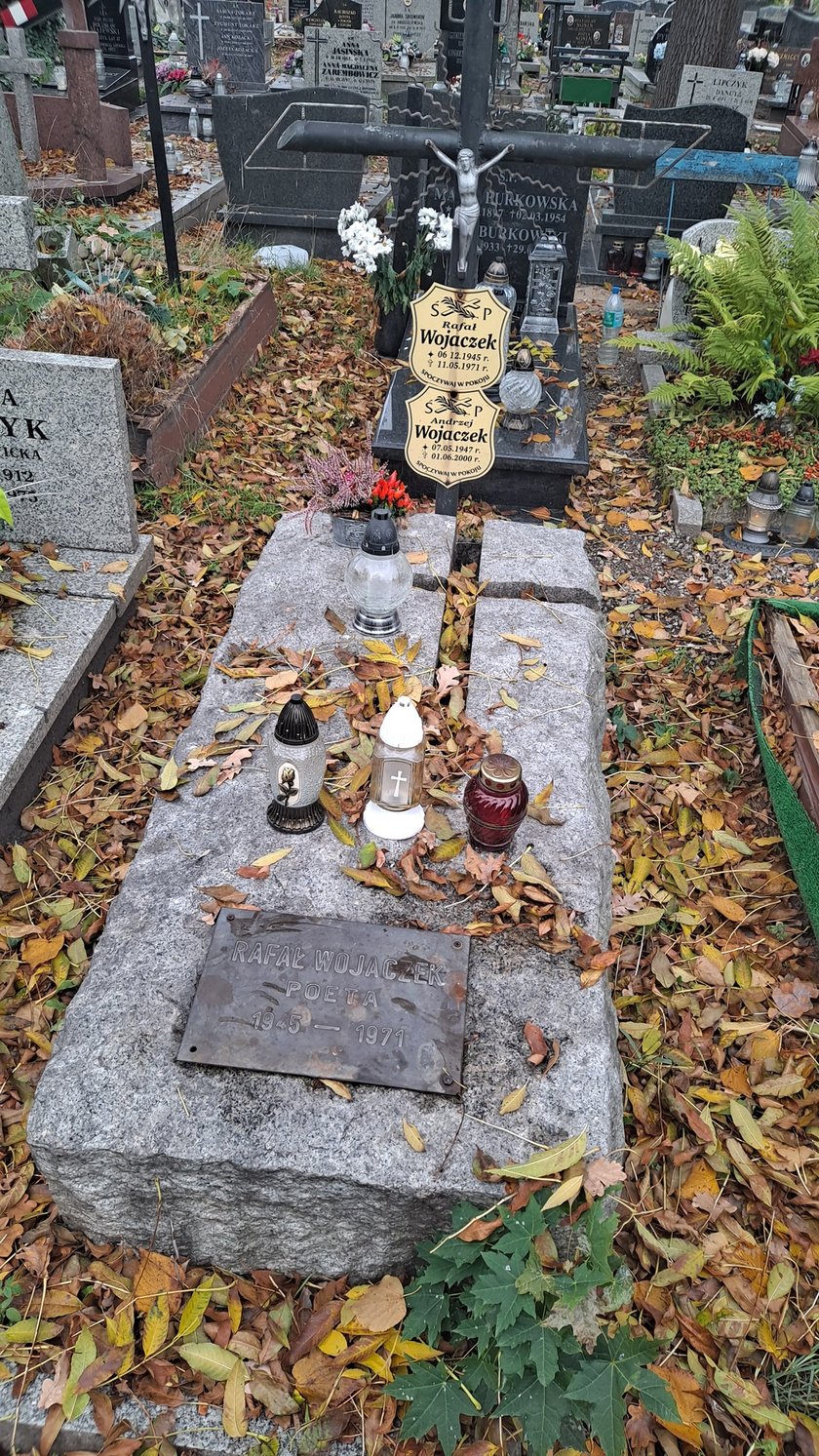Poeta Rafał Wojaczek spoczywa na cmentarzu przy ul. Bujwida