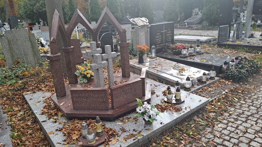 Tadeusz Kozaczewski, polski historyk sztuki i urbanistyki, profesor Politechniki Wrocławskiej, spoczywa na cmentarzu przy ul. Bujwida