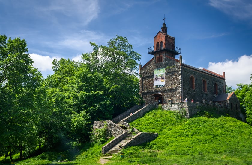 Ślęża i Kościół Nawiedzenia NMP