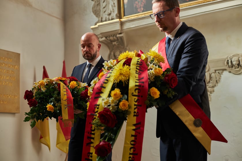 Akcja Wrocławski Znicz Pamięci ? prezydent Jacek Sutryk i przewodniczący Rady Miejskiej Sergiusz Kmiecik składają wieńce