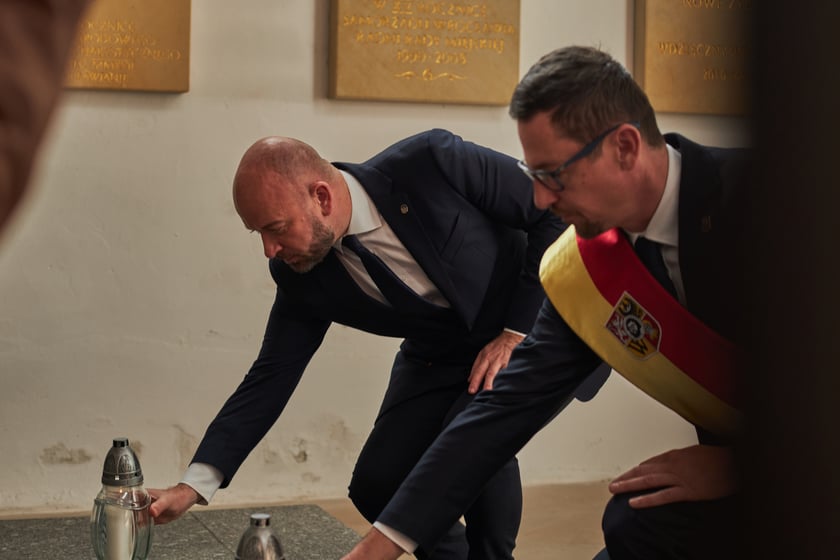 Akcja Wrocławski Znicz Pamięci ? prezydent Jacek Sutryk i przewodniczący Rady Miejskiej Sergiusz Kmiecik składają wieńce