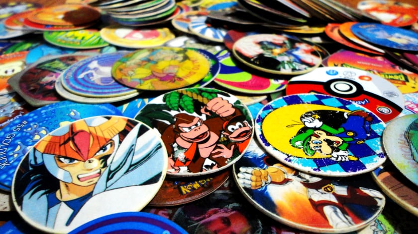 Tazosy, czyli kolorowe krążki, które znajdowały się w paczkach chipsów. Wykonane były z tektury, plastiku lub metalu i przedstawiały znane postacie np. z kreskówek, anime czy pokemonów.