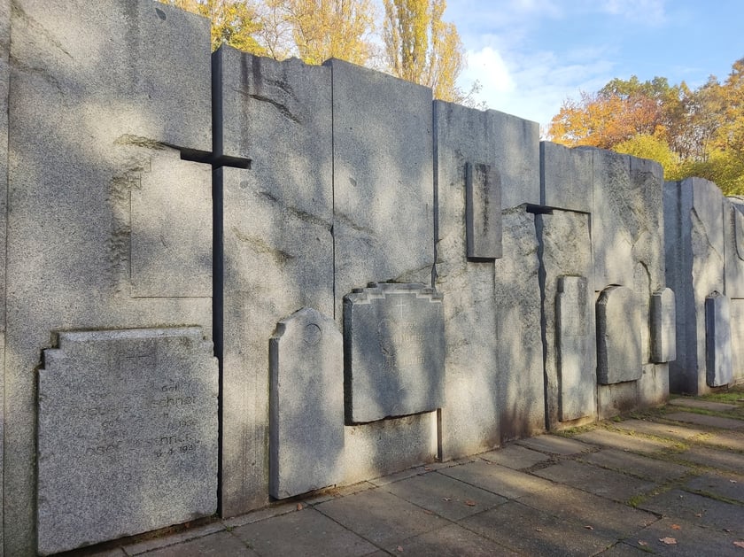 Pomnik Wspólnej Pamięci w Parku Grabiszyńskim składa się z płyt nagrobnych z dawnych wrocławskich cmentarzy