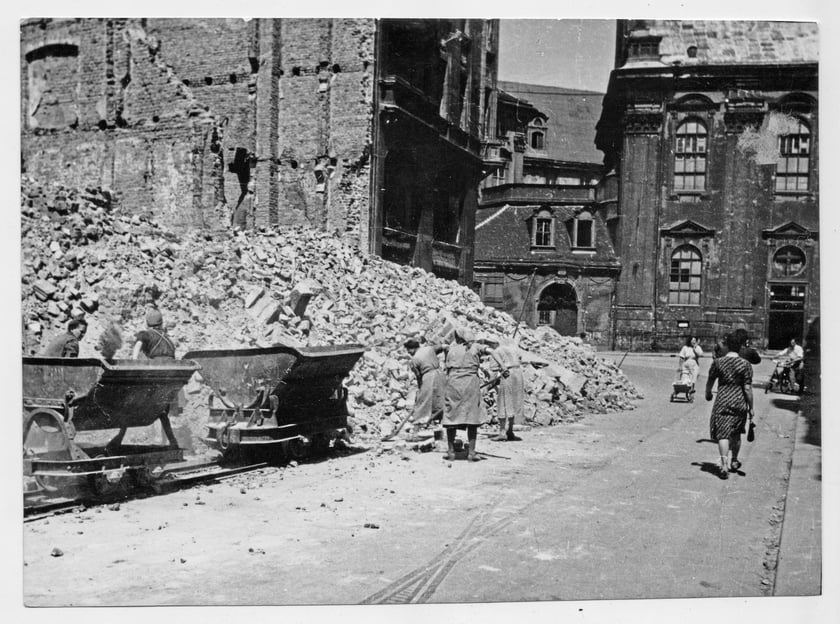 Zniszczony podczas wojny Wrocław 1946