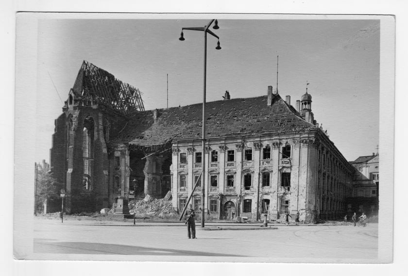Zniszczony podczas wojny Wrocław 1945