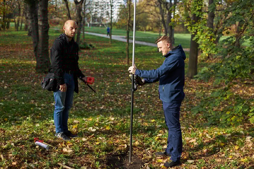 Zaznaczanie geodezyjnego środka Wrocławia na Popowicach