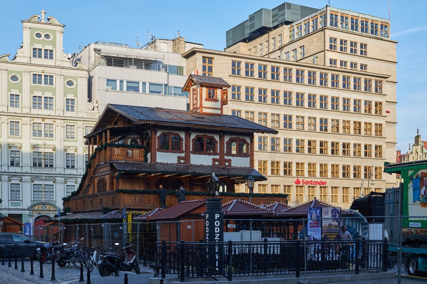 Budowa Jarmarku Bożonarodzeniowego 2022 we Wrocławiu