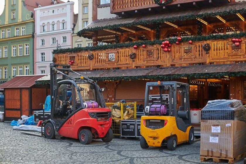 Budowa Jarmarku Bożonarodzeniowego 2022 we Wrocławiu