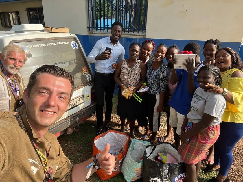 Na zdjęciu wrocławska załoga biorąca udział w rajdzie Budapeszt-Bamako i ich polonez