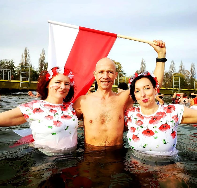 Morsy z Wrocławia (na zdjęciu) uczciły Święto Niepodległości uroczystą kąpielą w Morskim Oku. Było bardzo uroczyście