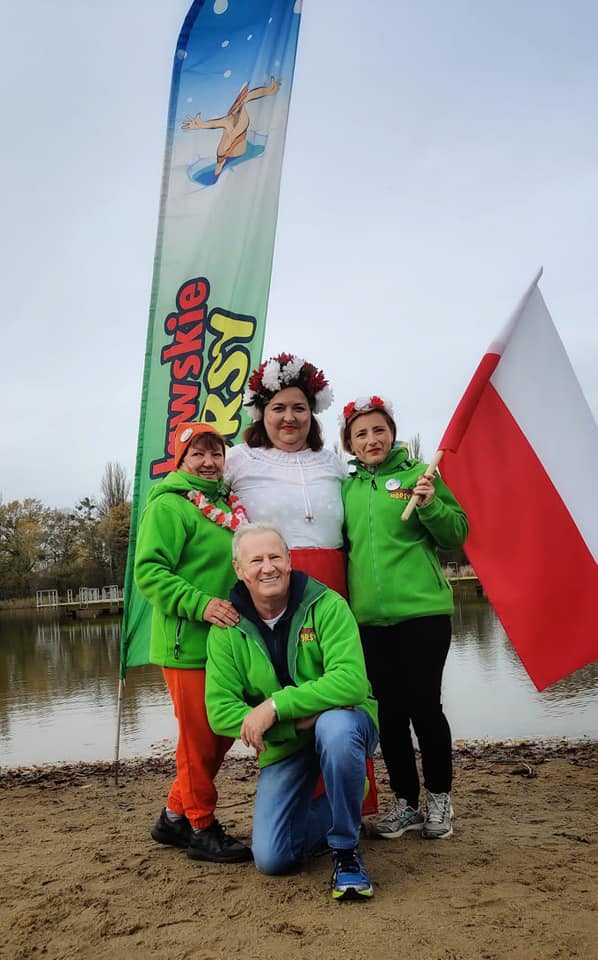 Morsy z Wrocławia (na zdjęciu) uczciły Święto Niepodległości uroczystą kąpielą w Morskim Oku. Było bardzo uroczyście