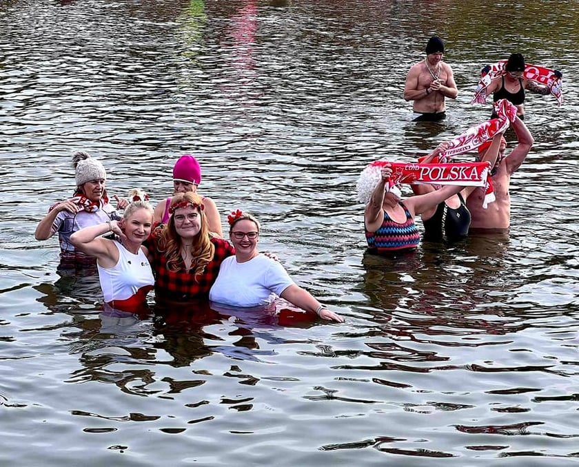 Morsy z Wrocławia (na zdjęciu) uczciły Święto Niepodległości uroczystą kąpielą w Morskim Oku. Było bardzo uroczyście