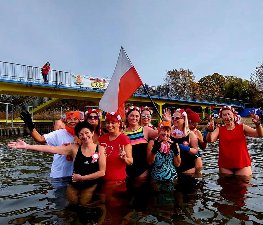 Morsy z Wrocławia (na zdjęciu) uczciły Święto Niepodległości uroczystą kąpielą w Morskim Oku. Było bardzo uroczyście