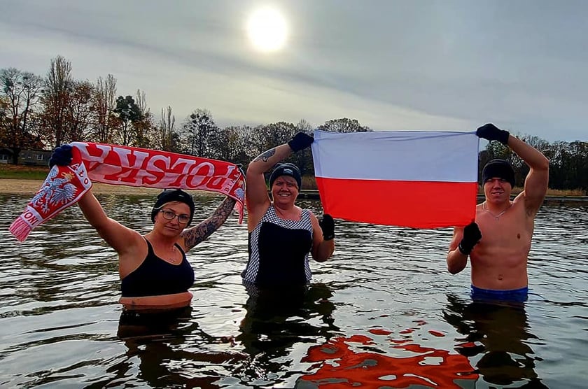 Morsy z Wrocławia (na zdjęciu) uczciły Święto Niepodległości uroczystą kąpielą w Morskim Oku. Było bardzo uroczyście
