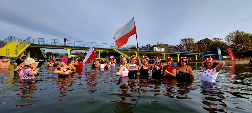 Morsy z Wrocławia (na zdjęciu) uczciły Święto Niepodległości uroczystą kąpielą w Morskim Oku. Było bardzo uroczyście