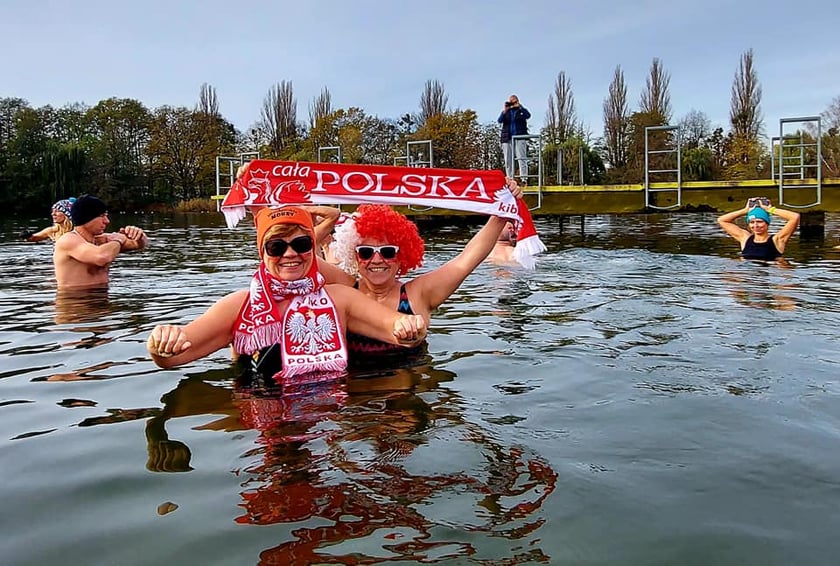 Morsy z Wrocławia (na zdjęciu) uczciły Święto Niepodległości uroczystą kąpielą w Morskim Oku. Było bardzo uroczyście