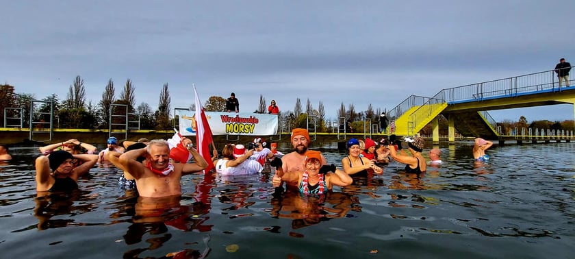 Morsy z Wrocławia (na zdjęciu) uczciły Święto Niepodległości uroczystą kąpielą w Morskim Oku. Było bardzo uroczyście