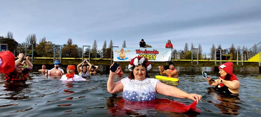 Morsy z Wrocławia (na zdjęciu) uczciły Święto Niepodległości uroczystą kąpielą w Morskim Oku. Było bardzo uroczyście