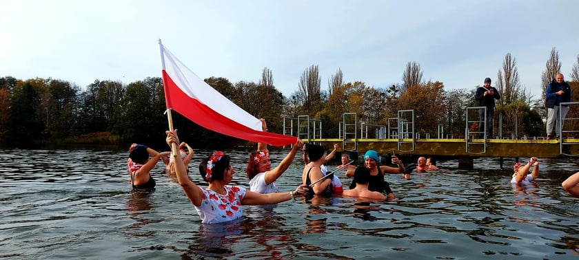 Morsy z Wrocławia (na zdjęciu) uczciły Święto Niepodległości uroczystą kąpielą w Morskim Oku. Było bardzo uroczyście