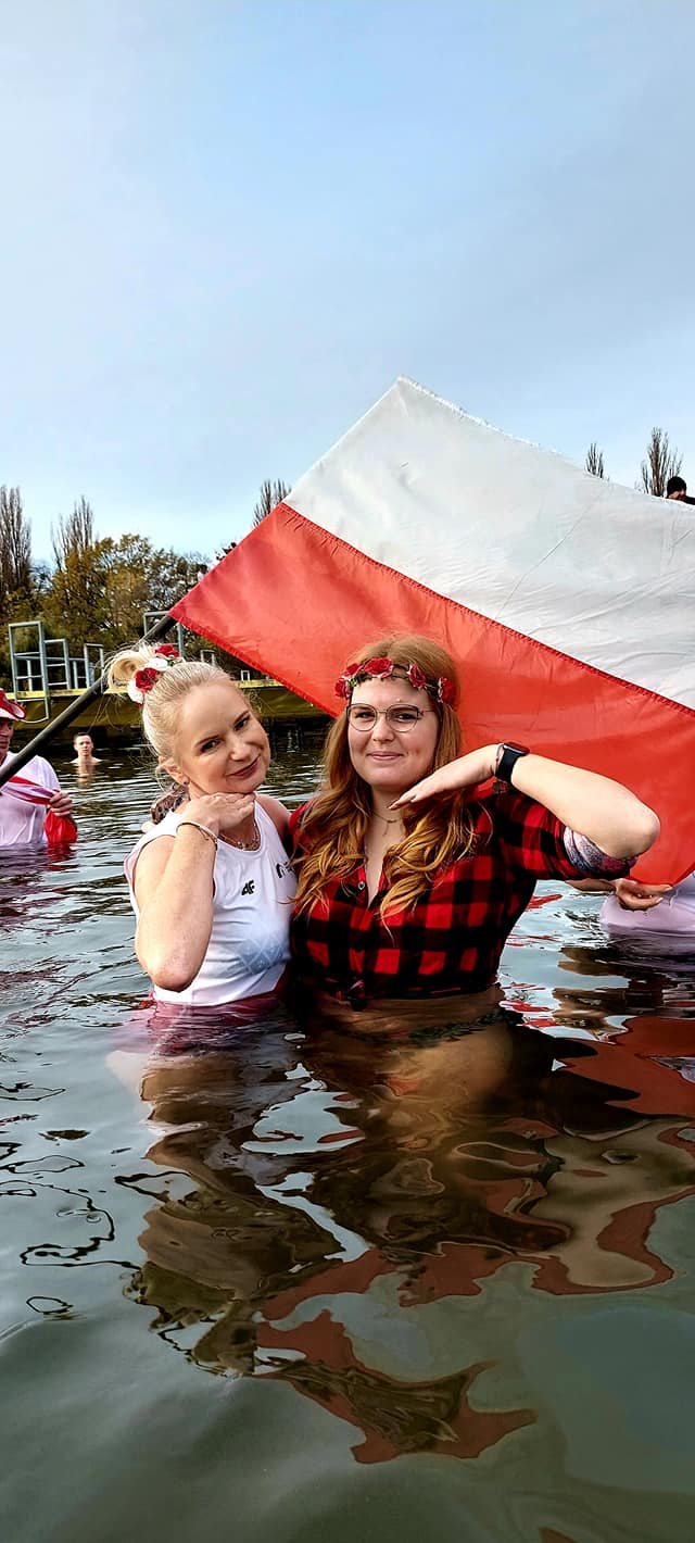 Morsy z Wrocławia (na zdjęciu) uczciły Święto Niepodległości uroczystą kąpielą w Morskim Oku. Było bardzo uroczyście
