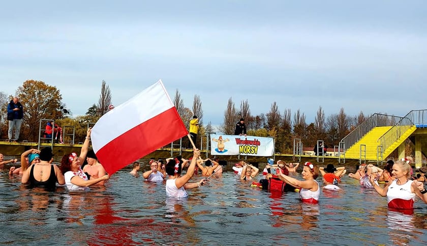 Morsy z Wrocławia (na zdjęciu) uczciły Święto Niepodległości uroczystą kąpielą w Morskim Oku. Było bardzo uroczyście