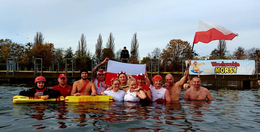 Morsy z Wrocławia (na zdjęciu) uczciły Święto Niepodległości uroczystą kąpielą w Morskim Oku. Było bardzo uroczyście