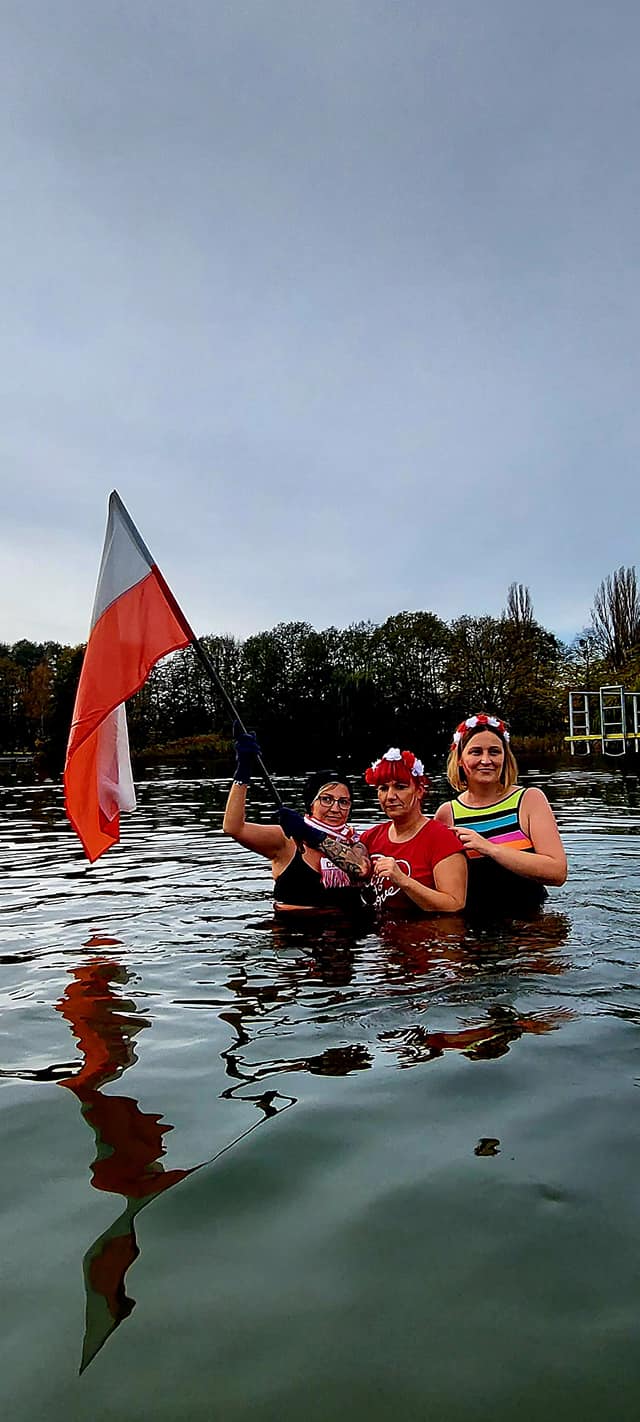 Morsy z Wrocławia (na zdjęciu) uczciły Święto Niepodległości uroczystą kąpielą w Morskim Oku. Było bardzo uroczyście