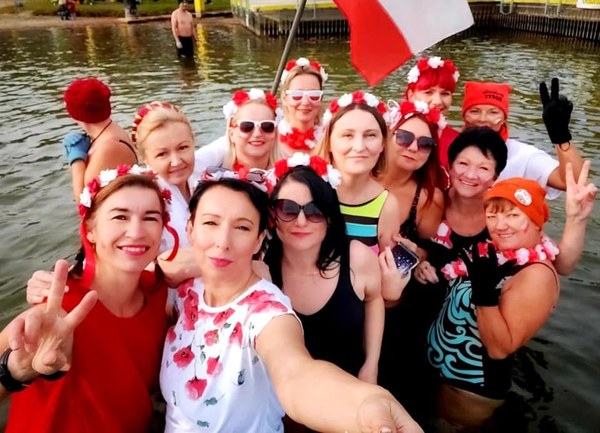 Morsy z Wrocławia (na zdjęciu) uczciły Święto Niepodległości uroczystą kąpielą w Morskim Oku. Było bardzo uroczyście