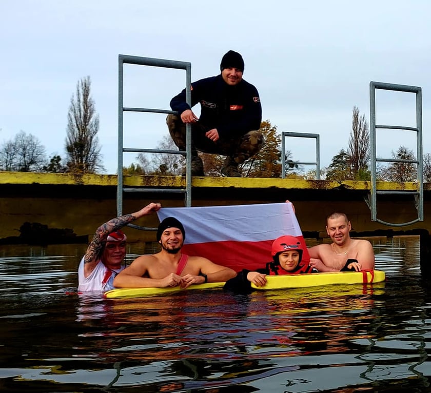 Morsy z Wrocławia (na zdjęciu) uczciły Święto Niepodległości uroczystą kąpielą w Morskim Oku. Było bardzo uroczyście