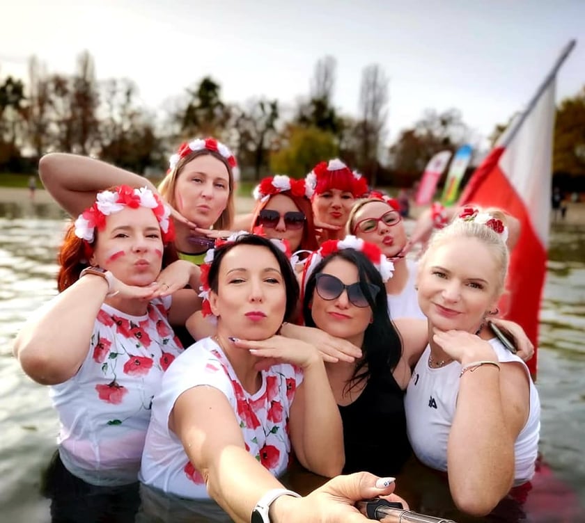 Morsy z Wrocławia (na zdjęciu) uczciły Święto Niepodległości uroczystą kąpielą w Morskim Oku. Było bardzo uroczyście