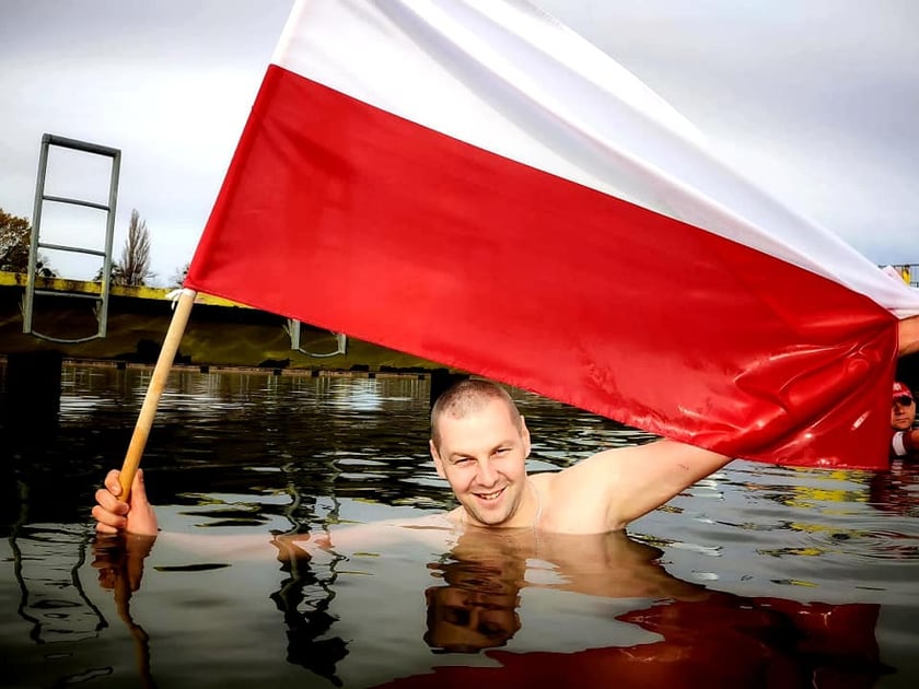 Morsy z Wrocławia (na zdjęciu) uczciły Święto Niepodległości uroczystą kąpielą w Morskim Oku. Było bardzo uroczyście