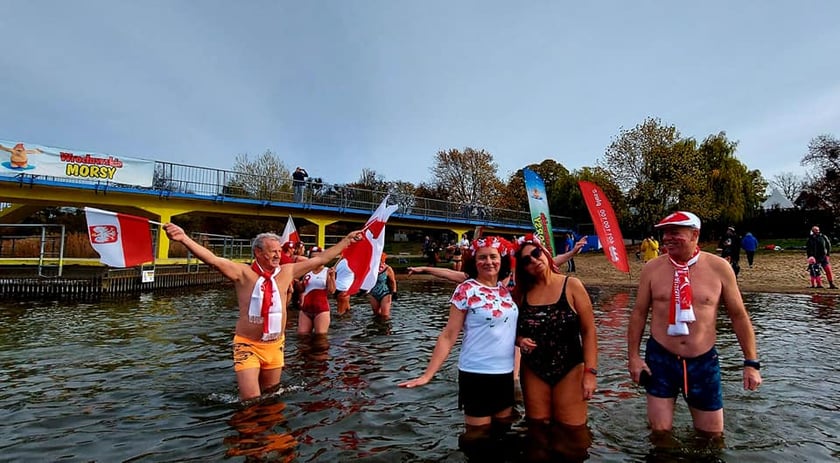 Morsy z Wrocławia (na zdjęciu) uczciły Święto Niepodległości uroczystą kąpielą w Morskim Oku. Było bardzo uroczyście