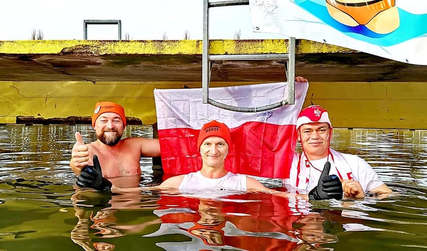 Morsy z Wrocławia (na zdjęciu) uczciły Święto Niepodległości uroczystą kąpielą w Morskim Oku. Było bardzo uroczyście