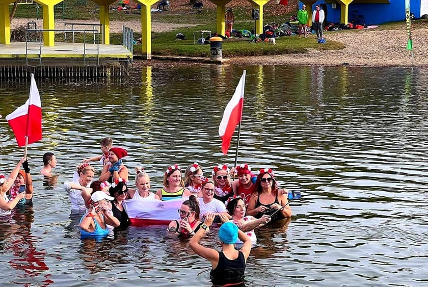 Morsy z Wrocławia (na zdjęciu) uczciły Święto Niepodległości uroczystą kąpielą w Morskim Oku. Było bardzo uroczyście