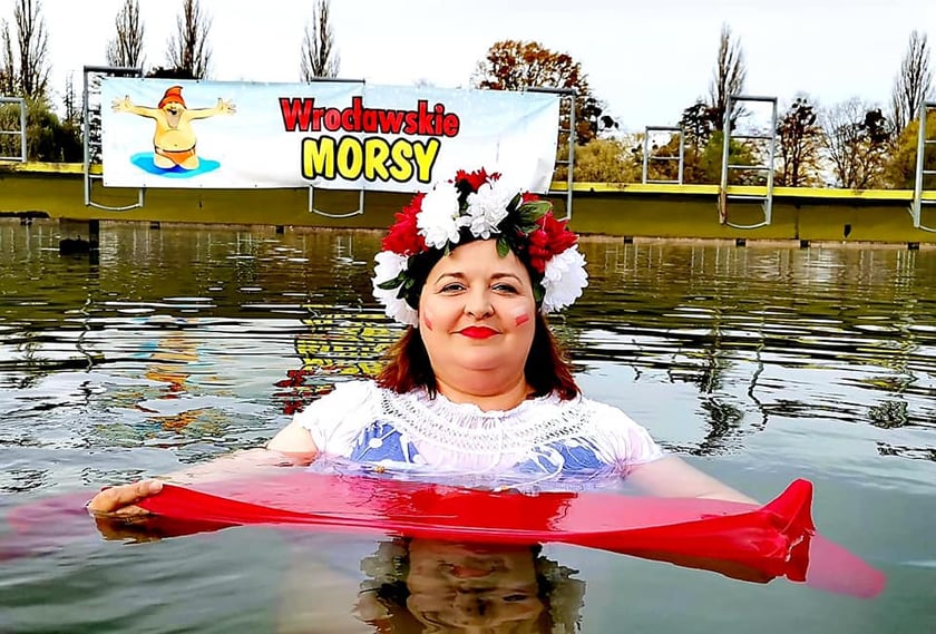 Morsy z Wrocławia (na zdjęciu) uczciły Święto Niepodległości uroczystą kąpielą w Morskim Oku. Było bardzo uroczyście