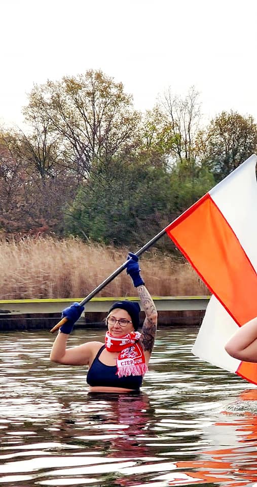 Morsy z Wrocławia (na zdjęciu) uczciły Święto Niepodległości uroczystą kąpielą w Morskim Oku. Było bardzo uroczyście