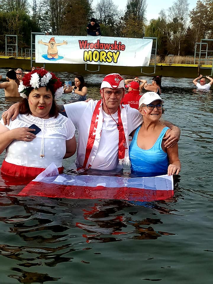 Morsy z Wrocławia (na zdjęciu) uczciły Święto Niepodległości uroczystą kąpielą w Morskim Oku. Było bardzo uroczyście