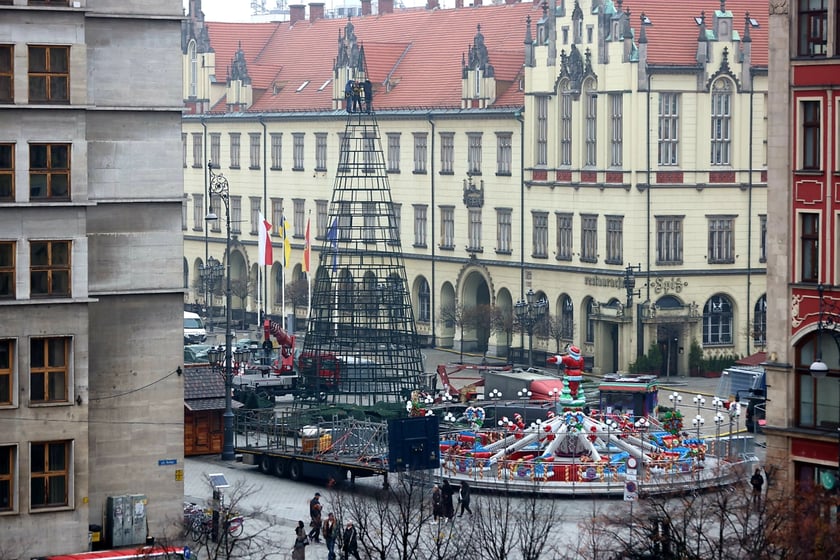 Na zdjęciu: budowa choinki na Rynku