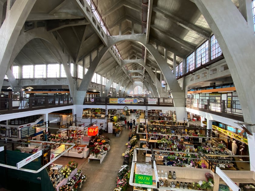 Hala targowa przy ul. Piaskowej od środka