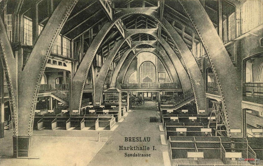 Hala targowa przy ul. Piaskowej od środka