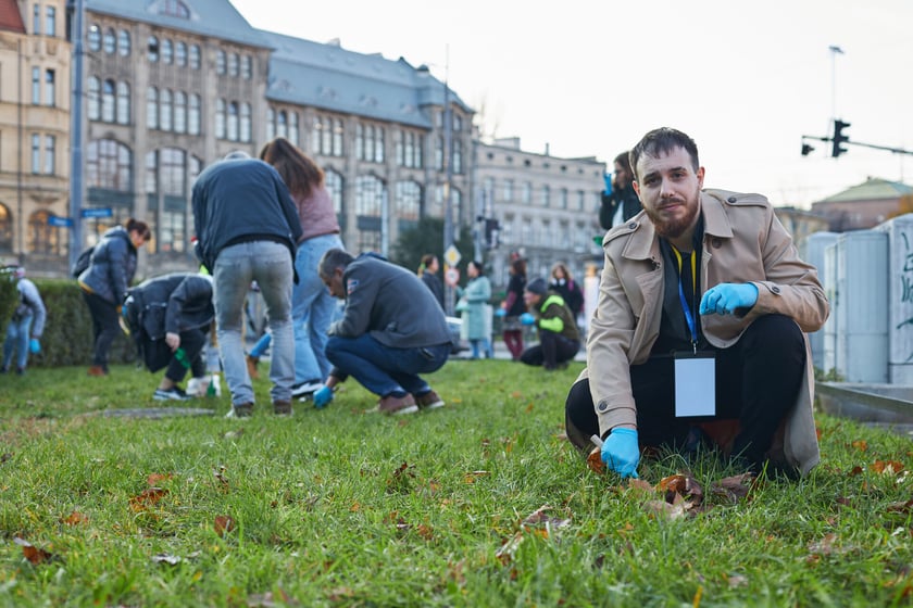 Na zdjęciu: sadzenie krokusów w ramach kampanii ?Szacunek, wdzięczność, wspólnota?