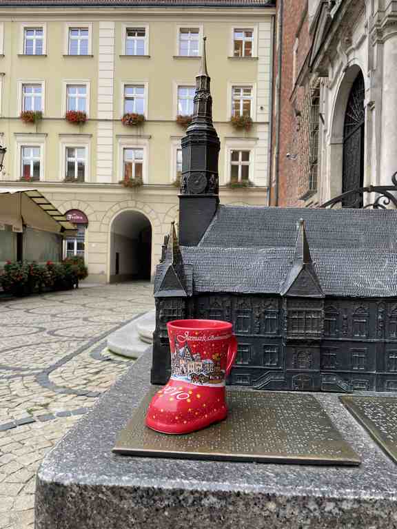 W 2010 roku kubek był czerwony z motywem świątecznego Wrocławia.