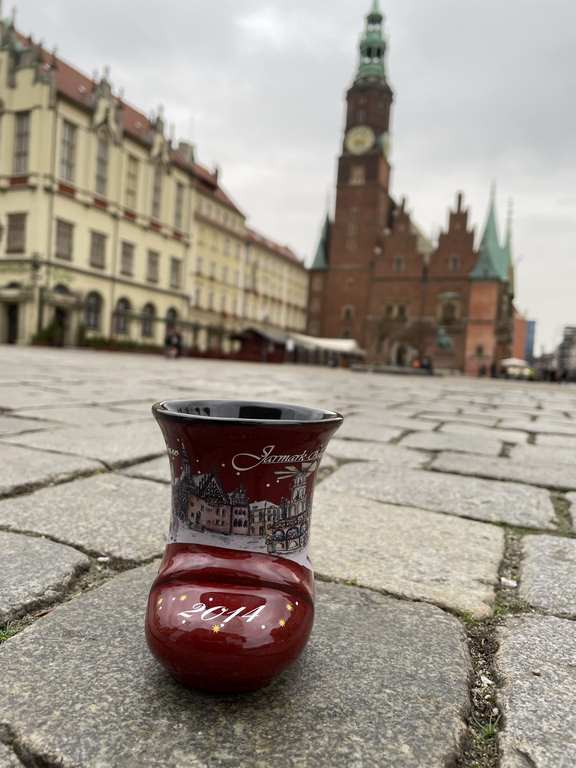 Bordowy kubek z motywem zimowego Wrocławia, tak się pięknie prezentował w 2014 roku.