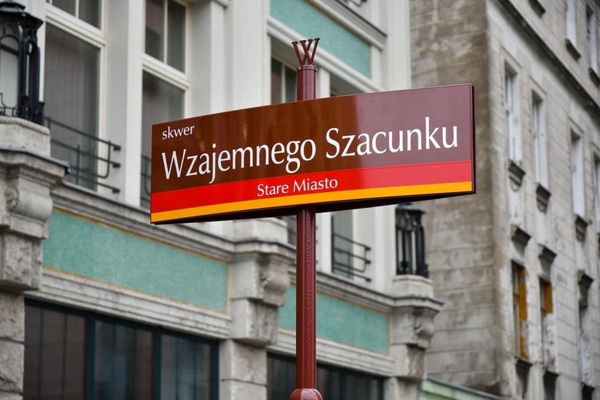 Tabliczka z nazwą "Skwer Wzajemnego Szacunku"