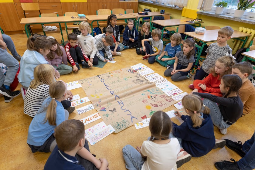 Dzień Tolerancji w SP nr 63 we Wrocławiu - zajęcia plastyczne