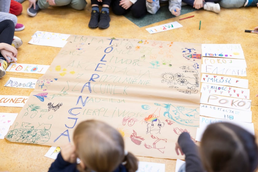 Dzień Tolerancji w SP nr 63 we Wrocławiu - zajęcia plastyczne