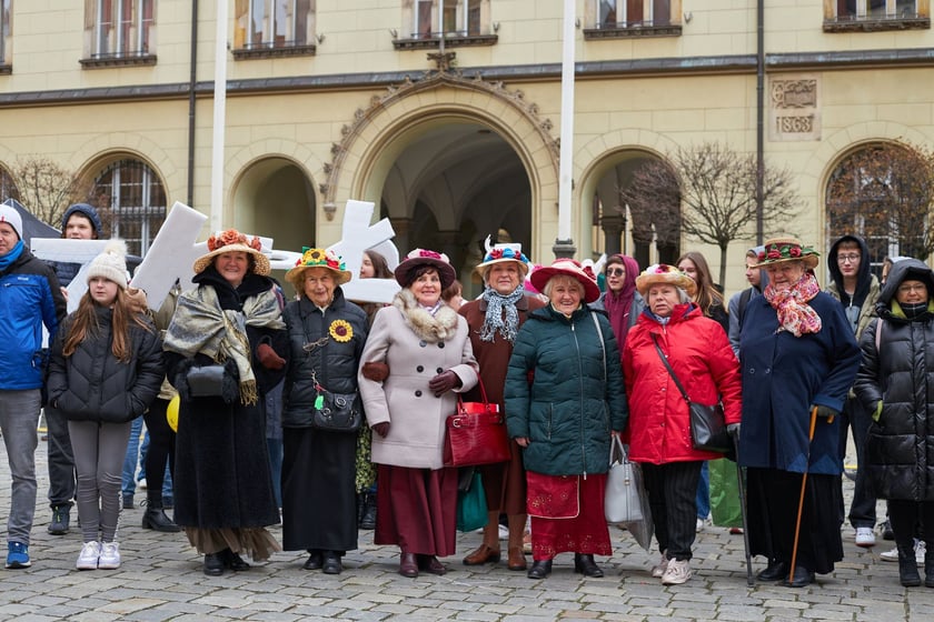Uczestnicy akcji układania uśmiechu na wrocławskim Rynku