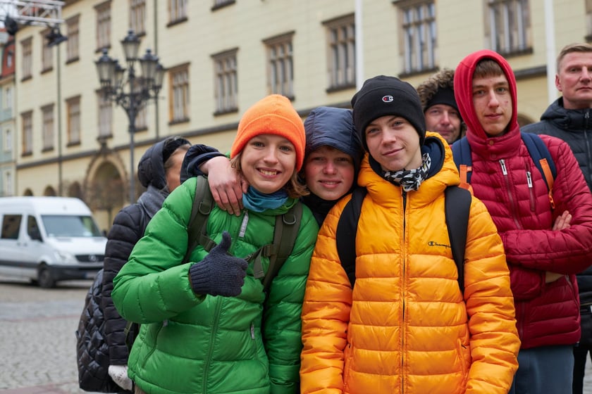 Uczestnicy akcji układania uśmiechu na wrocławskim Rynku