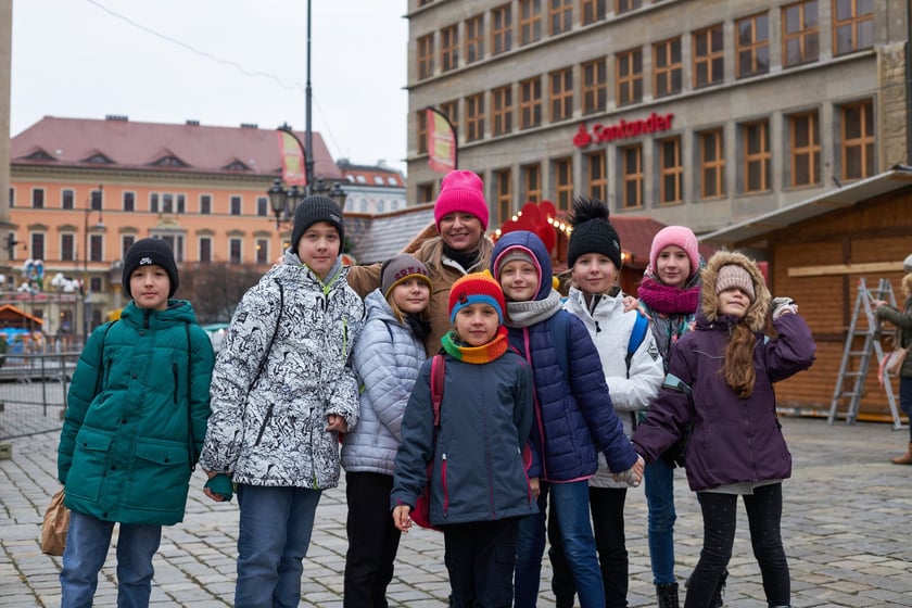 Uczestnicy akcji układania uśmiechu na wrocławskim Rynku